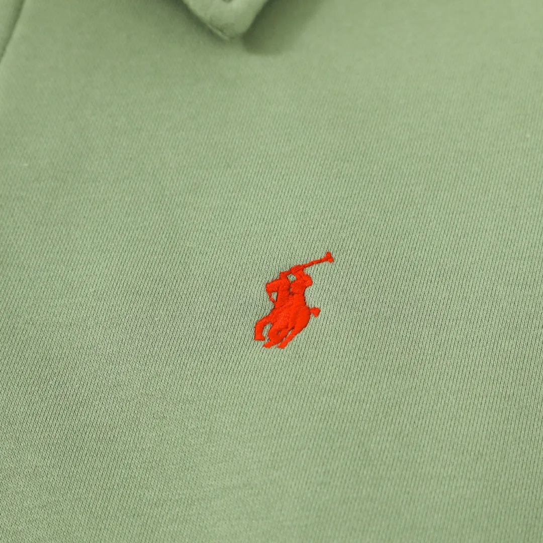P260 #R99 Ralph Lauren pony logo eight-color half-zip lapel sweatshirt. Wear three times in one suit, easy to switch styles: Fully stand-up collar mode: crisp lapel three-dimensional windproof, taking into account warmth and cool lines, full of coolness ▫️Half-open lazy mode: slightly exposed collarbone, relaxed and comfortable | Pair with a shirt or high collar to show the intellectual atmosphere ▫️Full-open V-neck mode: Visually extends the neck-shoulder ratio | Stacking is more layered, hiding the flesh and making it look slimmer, making it easy to wear with a sense of luxury. Genderless design, shared wardrobe concept: White is gentle and elegant | Black is cool and slimming | Both colors can be used to create a couple CP look. 8 colors are available in the full line | From classic to soft | Meet all daily and occasion dressing needs Quality is reflected in the details: Micro-label logo embroidery | Loose but not procrastinating tailoring | High-grade fabrics ensure a comfortable fit. Easily manage various scenarios such as workplace commuting, weekend leisure, and date travel, effortless chic is the definition of effortless chic.  Color: Black White Navy Mint Green Khaki Pink Yellow Army Green Size: S M L